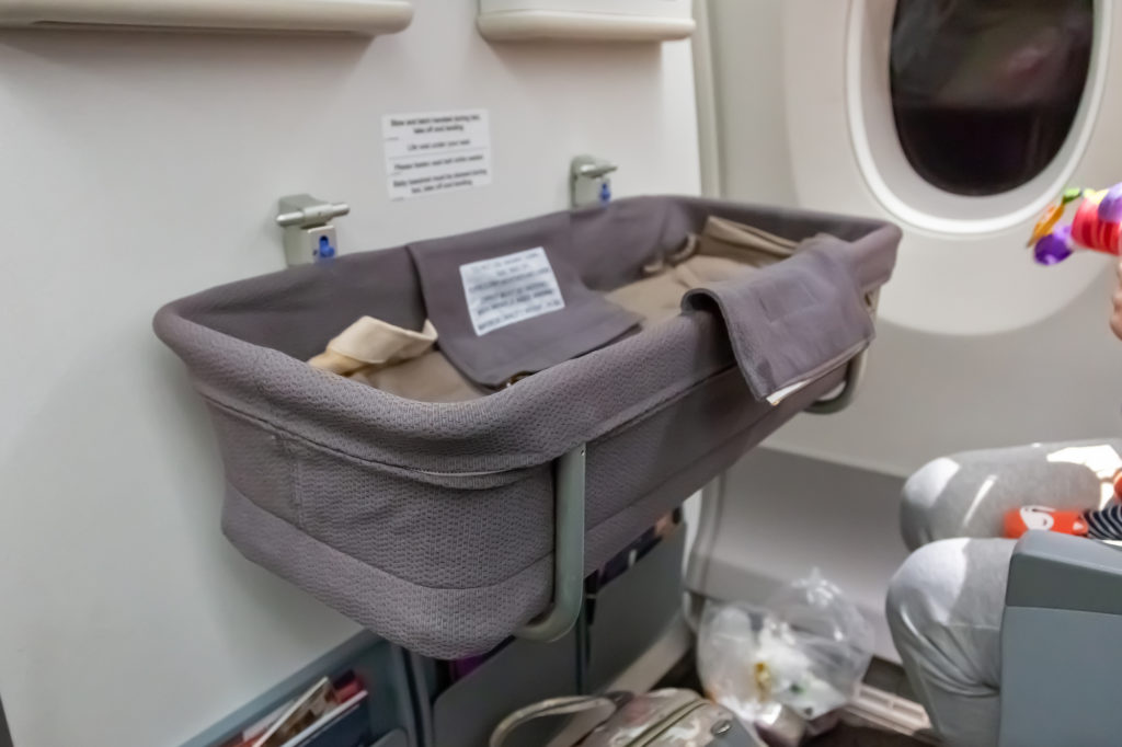 Special baby bassinet in het vliegtuig
