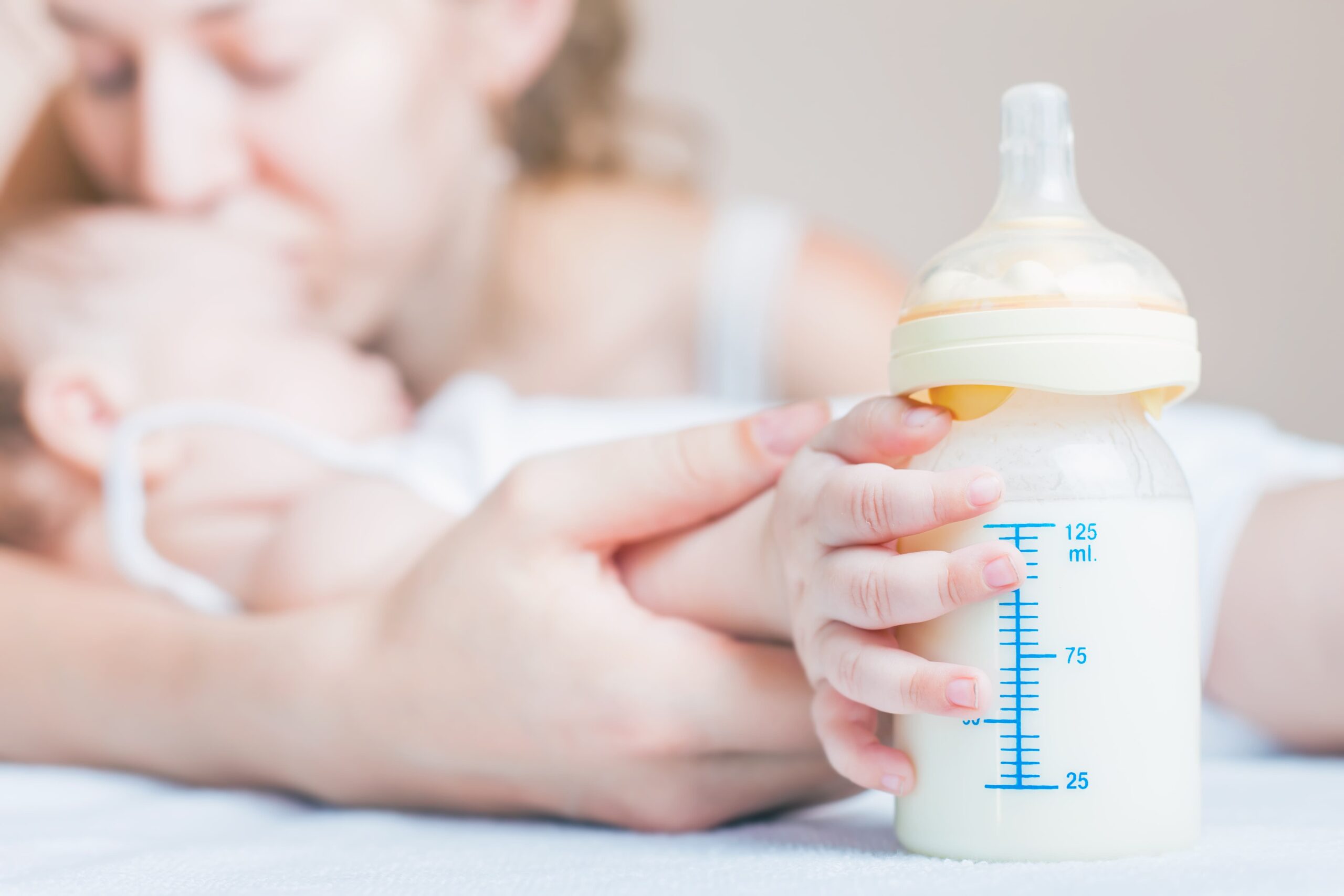 Hoe bouw je af van borst naar flesvoeding? Gebruik ons schema