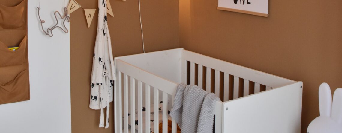 houten items in de babykamer