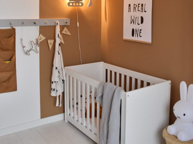 houten items in de babykamer